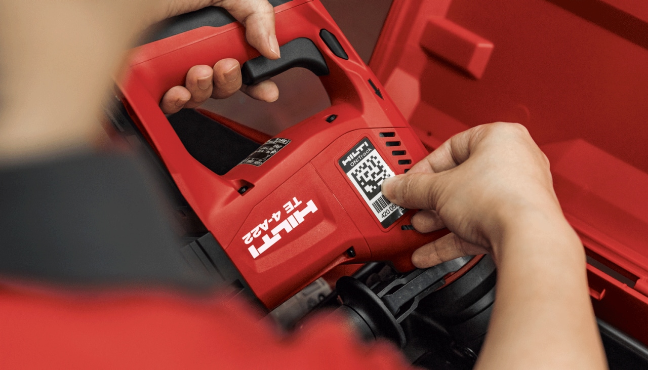 Etiquette ON!Track posée sur un perforateur sans fil Hilti TE 4-A22