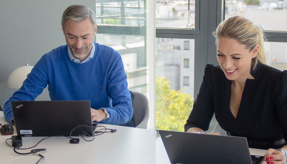 Deux collaborateurs en séance de travail